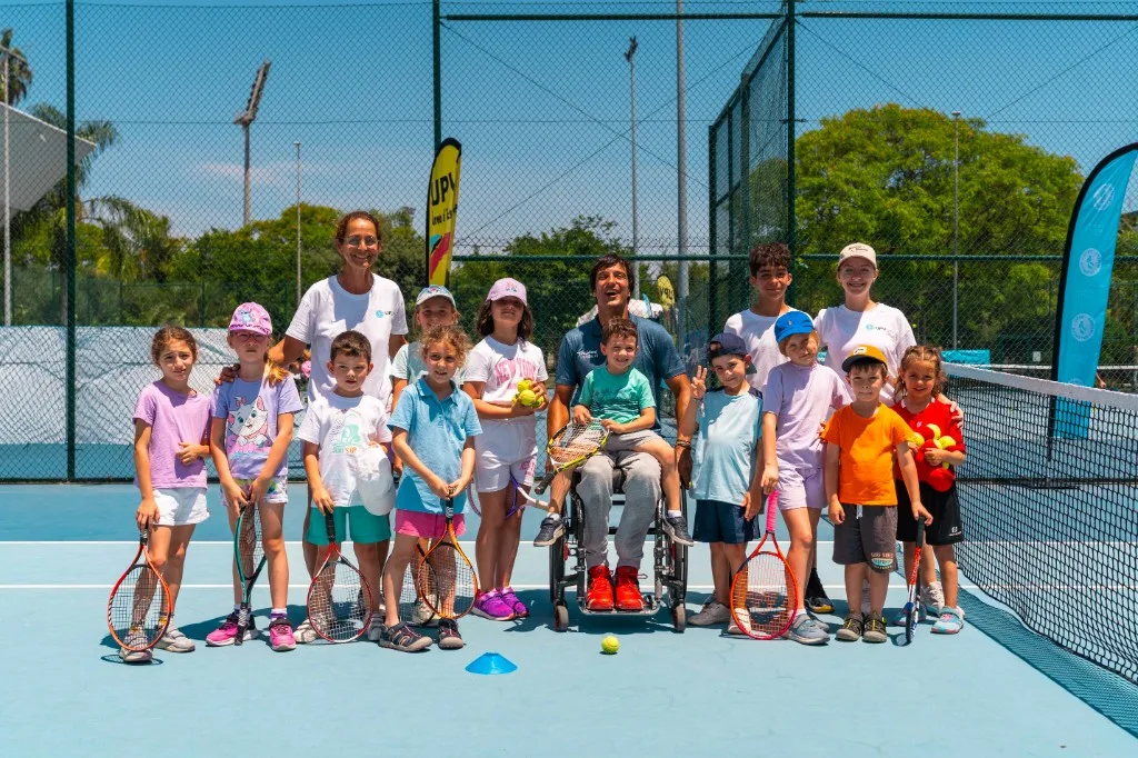 Escolares y monitores en la pista del torneo, con raquetas y actividad inclusiva