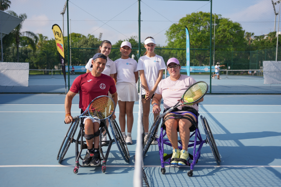 Semifinales y clínica de tenis en silla en pista